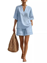  Model wearing a neutral colored women&