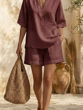  Model wearing a neutral colored women&
