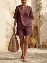  Model wearing a neutral colored women&