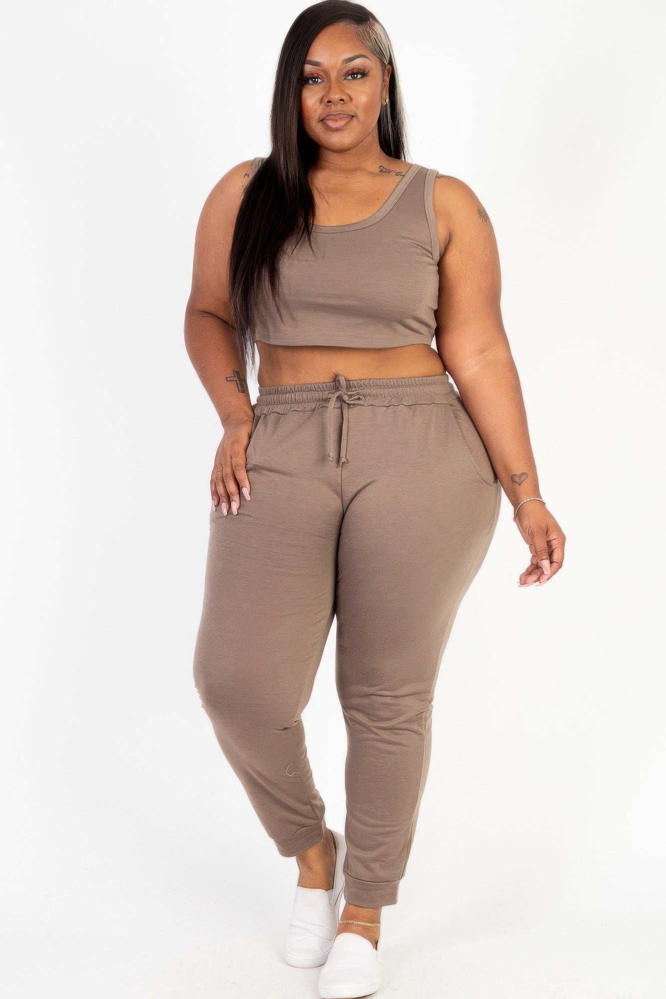  Model posing in a heather gray plus size French terry cropped tank top &amp; joggers set