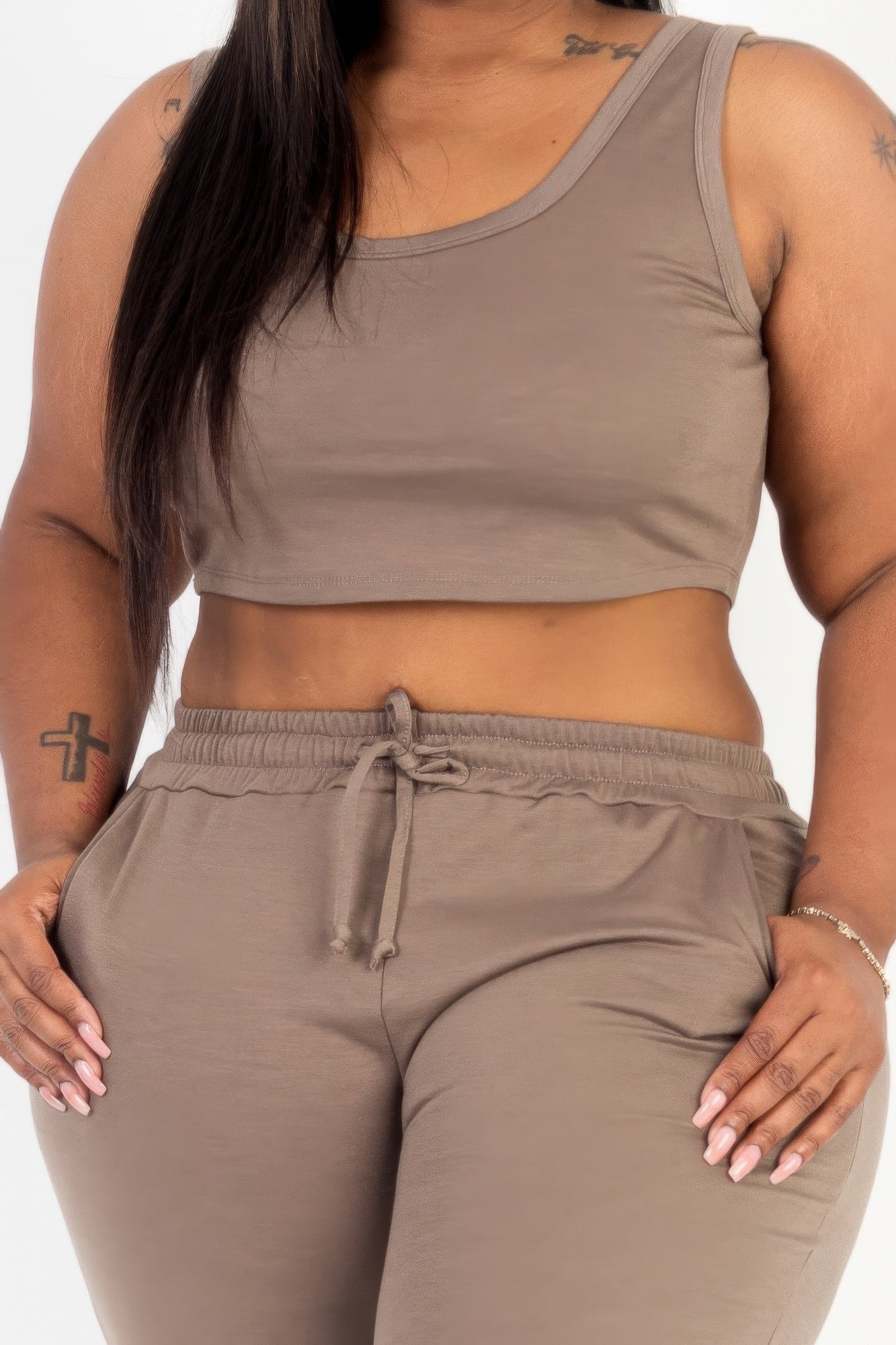  Model posing in a heather gray plus size French terry cropped tank top &amp; joggers set