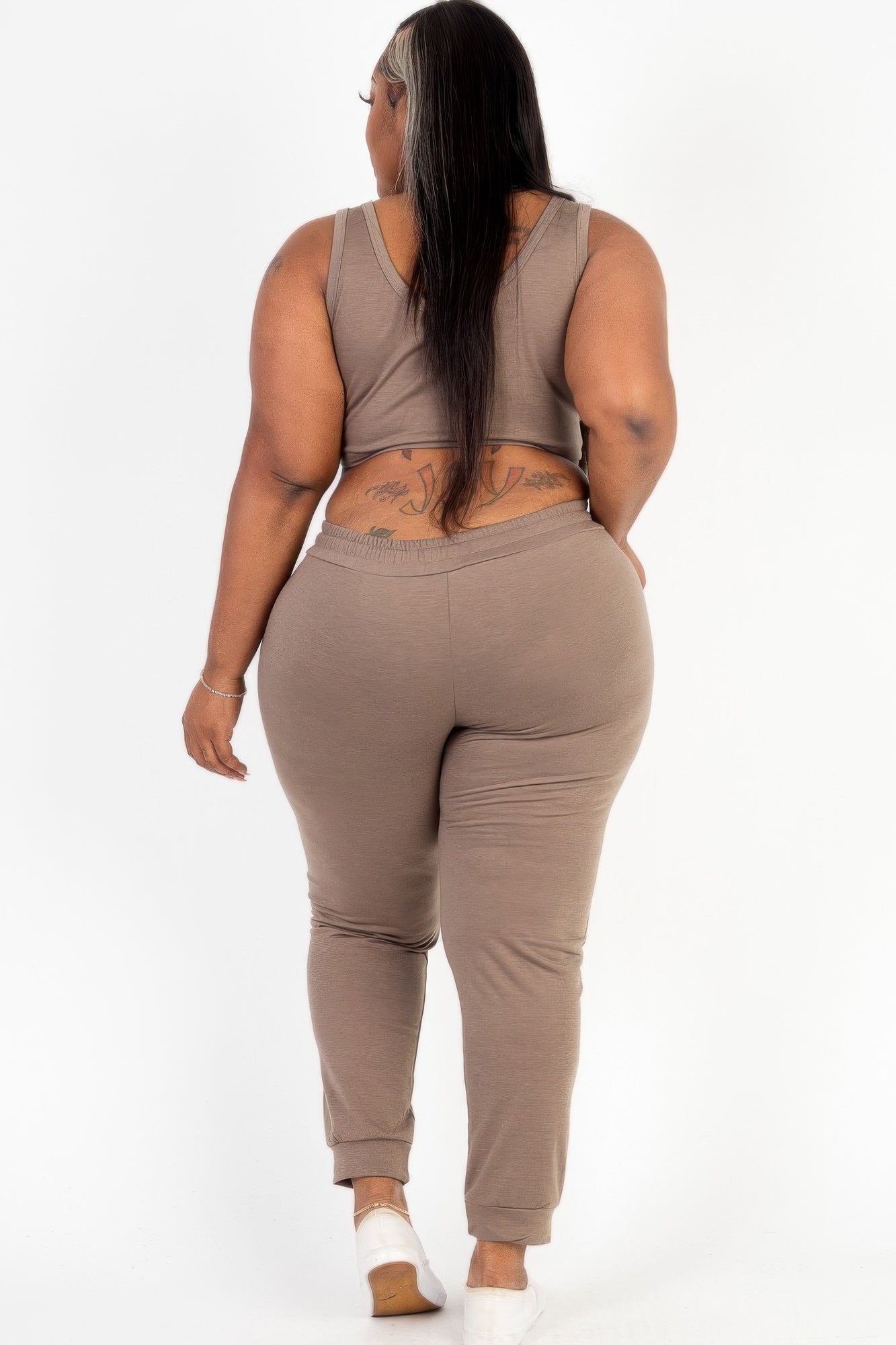  Model posing in a heather gray plus size French terry cropped tank top &amp; joggers set