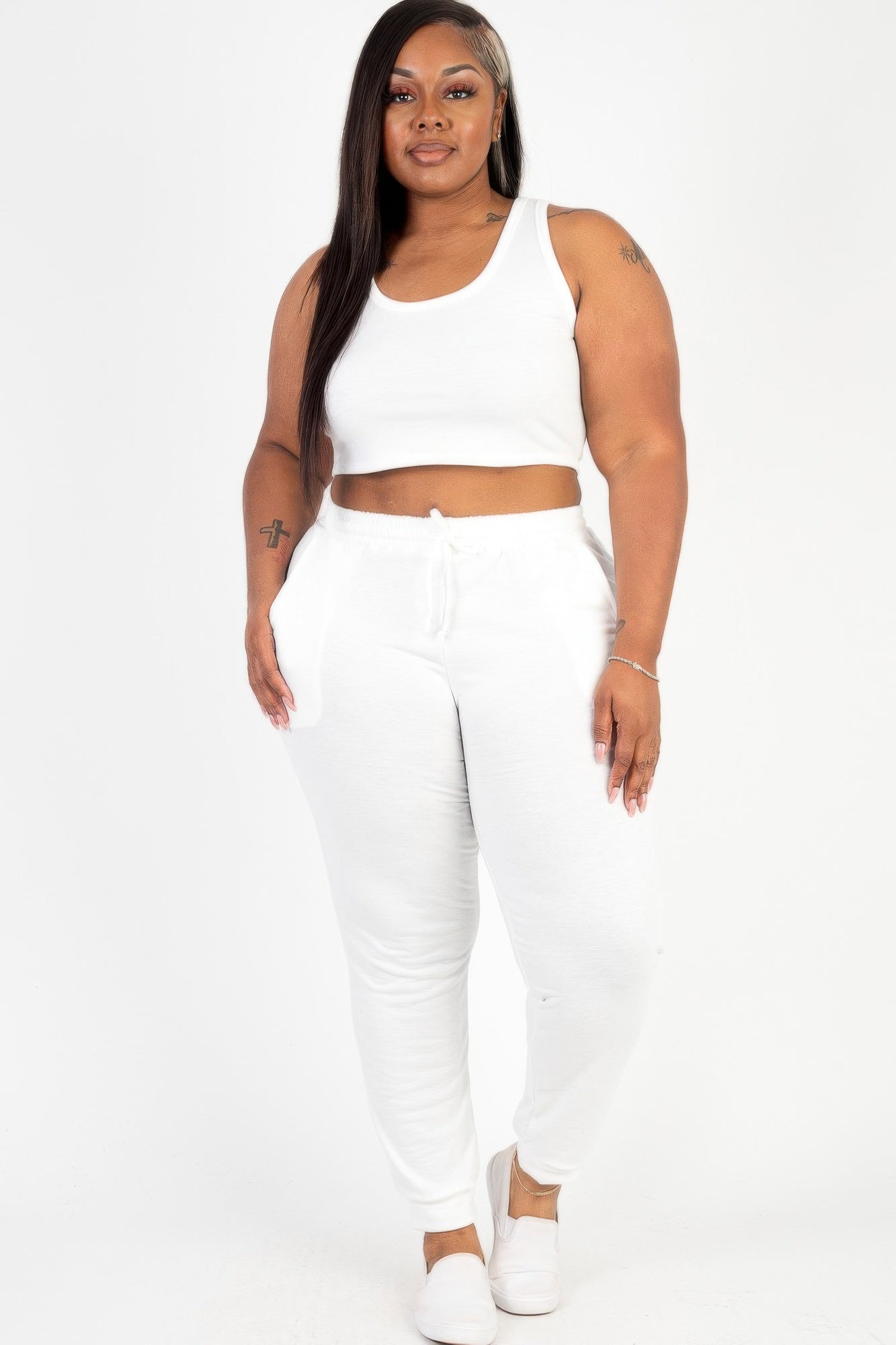  Model posing in a heather gray plus size French terry cropped tank top &amp; joggers set