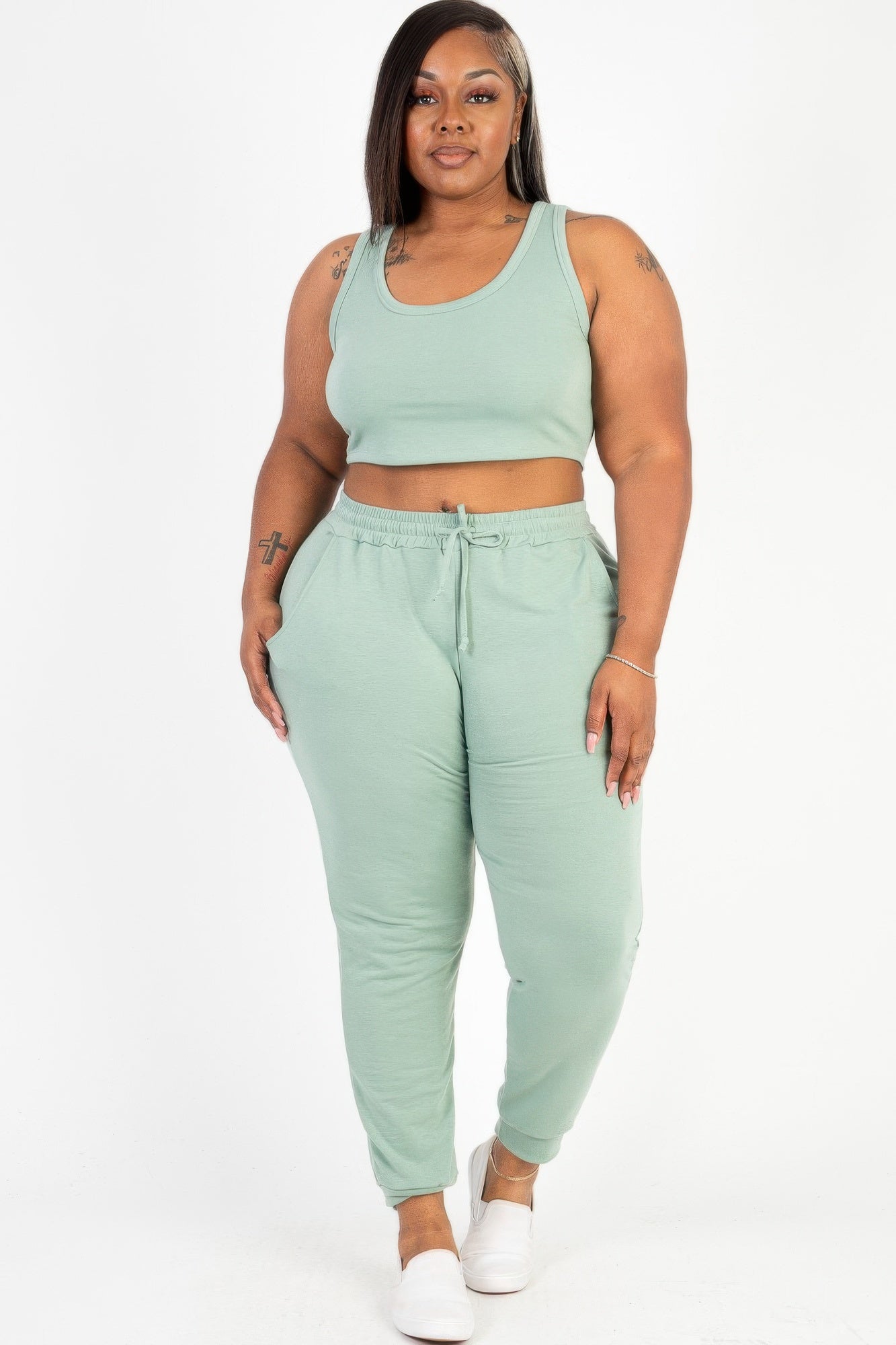  Model posing in a heather gray plus size French terry cropped tank top &amp; joggers set