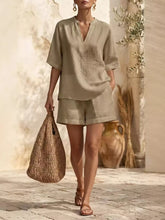  Model wearing a neutral colored women&